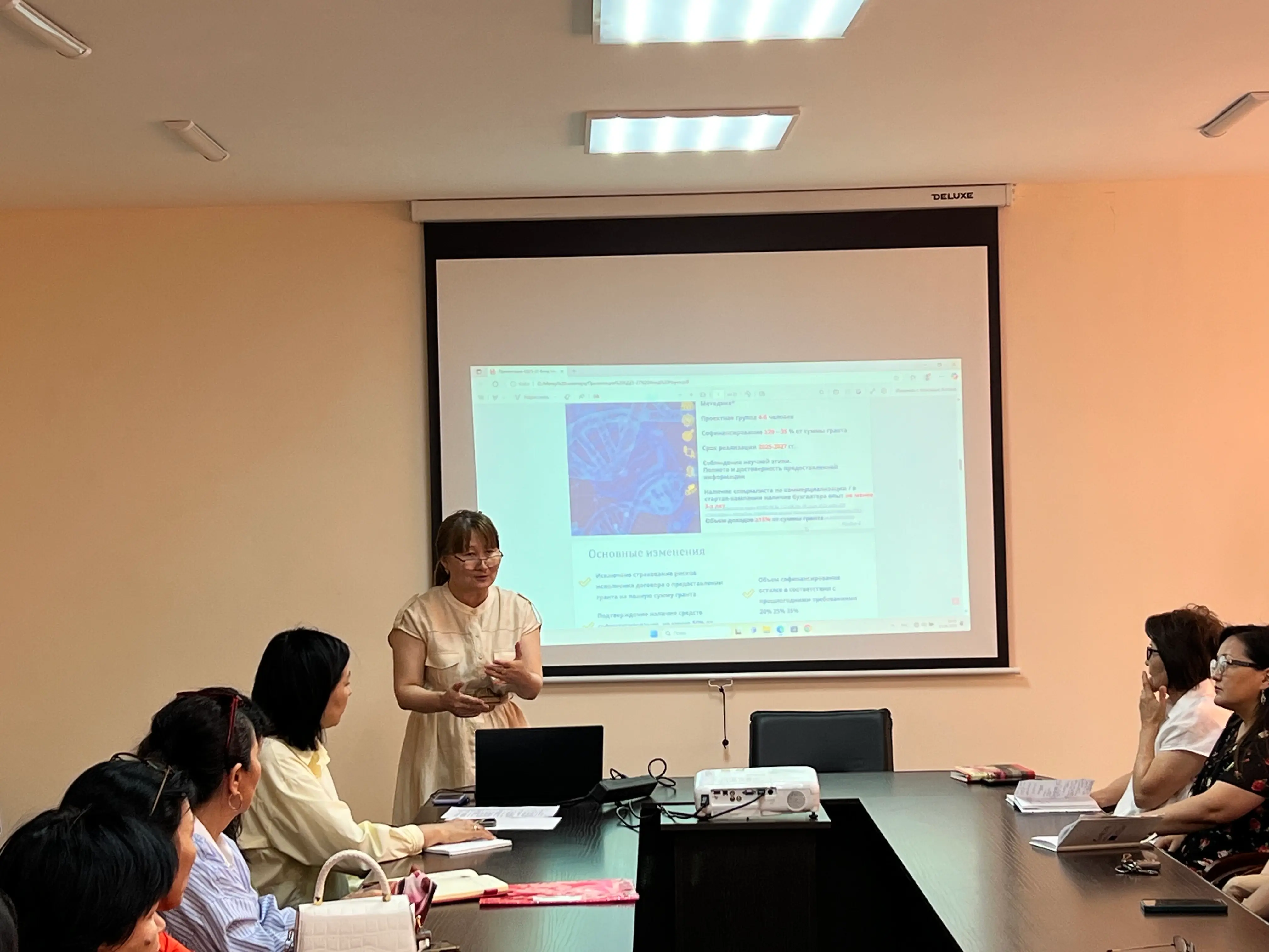 Участник команды выступает на семинаре (1)