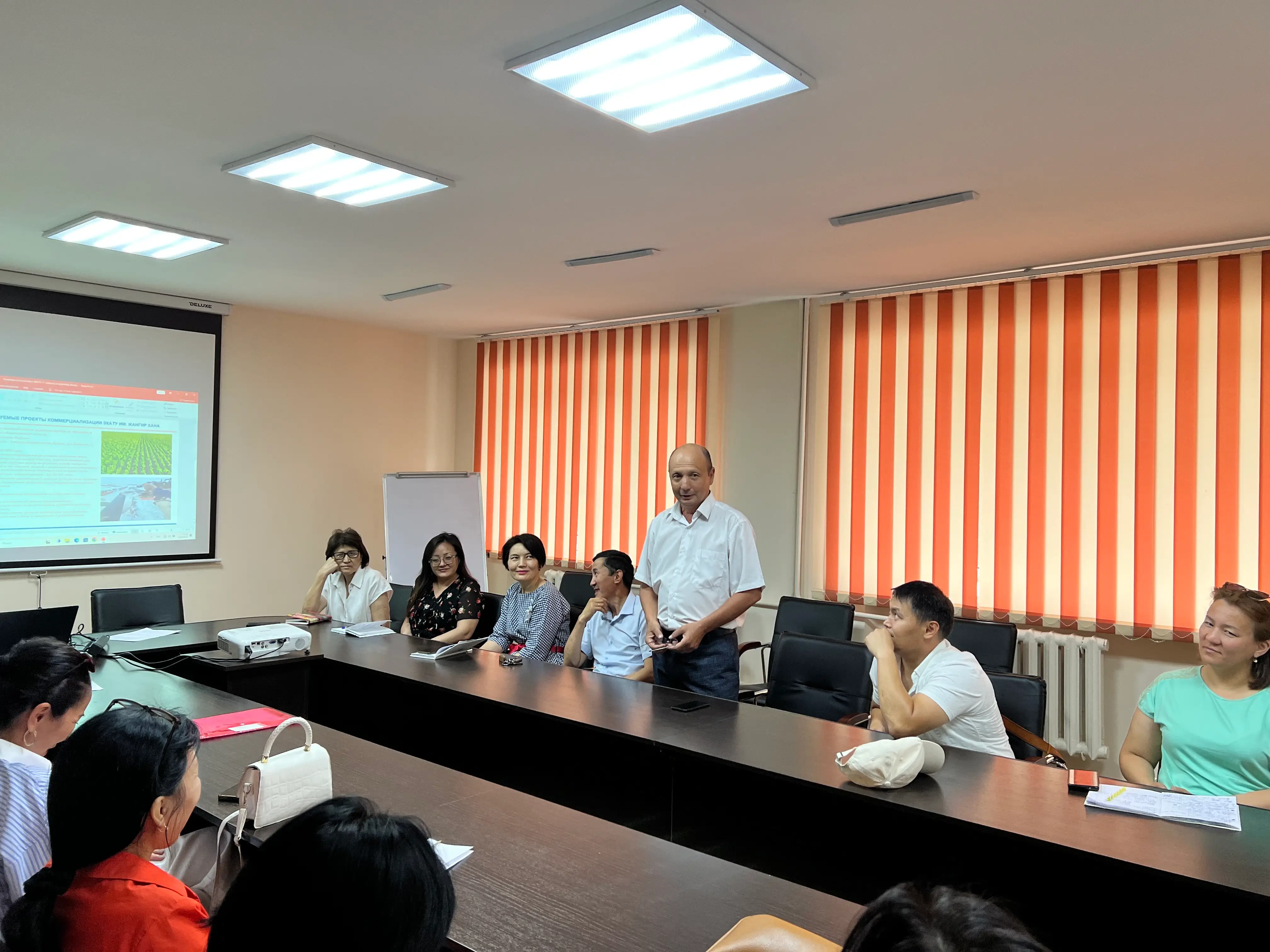 Участник команды выступает на семинаре